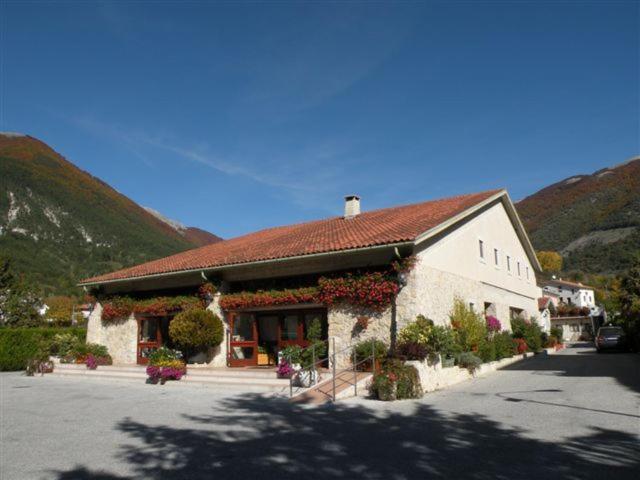 Albergo Ristorante Il Pescatore Villetta Barrea Exterior photo
