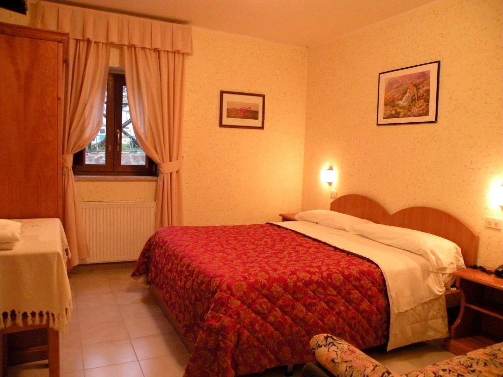 Albergo Ristorante Il Pescatore Villetta Barrea Room photo