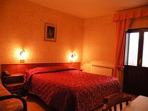 Albergo Ristorante Il Pescatore Villetta Barrea Exterior photo